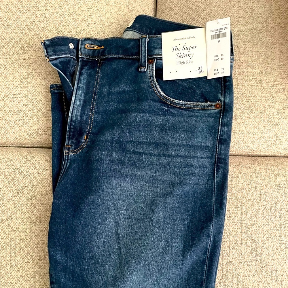 Abercrombie & Fitch
NWT never been worn
Super Skinny High Rise
Thick & stretchy
